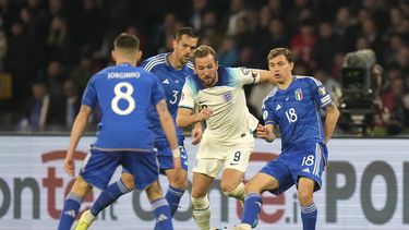 ARCHIVO - El inglés Harry Kane pelea pr el balón con el italiano Nicolo Barella durante el encuentro de clasificación a la Euro 2024 en el Grupo C el 23 de marzo del 2023. (AP Foto/Alessandra Tarantino, Archivo)