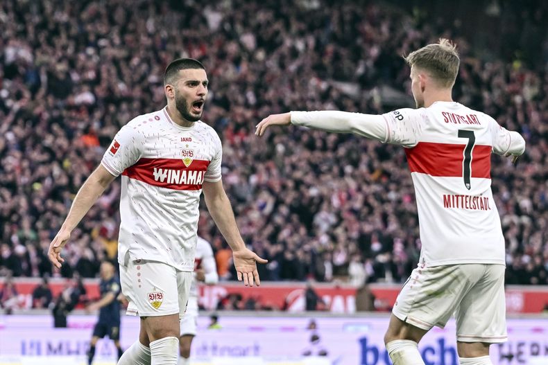 Deniz Undav del Stuttgart celebra con su compañero Maximilian Mittelstadt en el encuentro ante el Mainz en la Bundesliga el domingo 11 de febrero del 2024. (Harry Langer/dpa via AP)