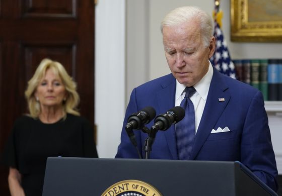 Biden pide restricciones a las armas tras tiroteo en Texas