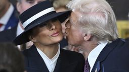 El presidente electo Donald Trump besa a Melania Trump antes de la 60ª toma de posesión presidencial en la Rotonda del Capitolio de los Estados Unidos en Washington, el lunes 20 de enero de 2025. (Saul Loeb/Pool photo via AP)