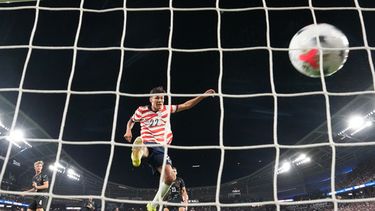El delantero de la Selección de Estados Unidos, Justin Ellis (22), anota un gol durante la primera mitad de un partido amistoso internacional de fútbol contra Canadá el martes 6 de octubre de 2026, en St. Paul, Minnesota. (Foto AP/Abbie Parr)