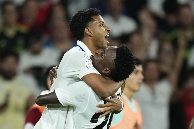Rodrygo, del Real Madrid, festeja con su compatriota brasileño Vinícius Júnior tras anotar uno de sus tantos en la final de la Copa del Rey ate el Osasuna, el sábado 6 de mayor de 2023, en Sevilla (AP Foto/Jose Breton)