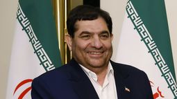 ARCHIVO - El vicepresidente primero de Irán, Mohammad Mokhber, se reúne con el primer ministro de Rusia, Mikhail Mishustin, en un aparte del Consejo de Jefes de Gobierno de la Comunidad de Estados Independientes y la Organización de Cooperación de Shanghái en Bishkek, Kirguistán, el 25 de octubre de 2023. El líder supremo de Irán nombró a Mokhber como presidente en funciones tras la muerte de Ebrahim Raisi en un accidente de helicóptero. (Dmitry Astakhov, Sputnik, Kremlin Pool Foto via AP, Archivo)