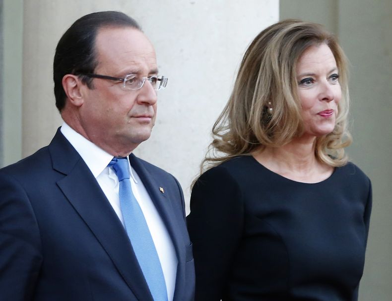 ARCHIVO - En imagen del 3 de septiembre de 2013, el presidente franc&eacute;s Francois Hollande y su pareja Valerie Trierweiler esperan al presidente alem&aacute;n Joachim Gauckand en el palacio presidencial en Par&iacute;s. La revista Closer public&oacut
