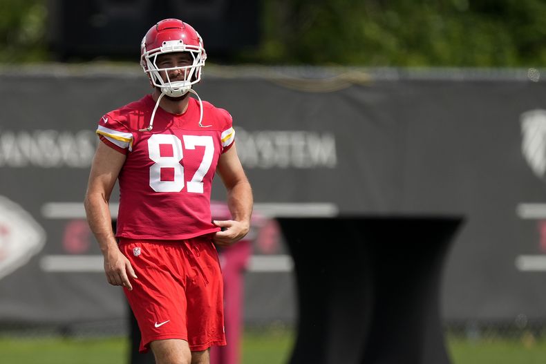 El ala cerrada de los Chiefs de Kansas City, Travis Kelce, observa durante una práctica, el martes 11 de junio de 2024, en Kansas City, Missouri. (AP Foto/Charlie Riedel)