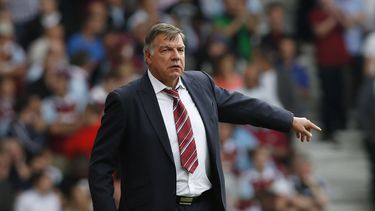 ARCHIVO - El entonces técnico de West Ham Sam Allardyce durante el partido contra Cardiff City en la Liga Premier, el 17 de agosto de 2013. Allardyce ha sido designado como técnico de Leeds. (AP Foto/Sang Tan)