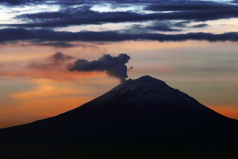 Archivo - Una columna de cenizas y vapor se eleva desde el volcán Popocatépetl el 19 de junio de 2019, en esta fotografía captada desde la Ciudad de México. (AP Foto/Marco Ugarte, Archivo)