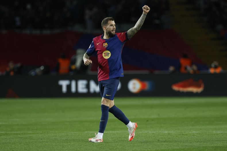 Iñigo Martínez celebra tras anotar un gol para el Barcelona en el partido contra el Atlético de Madrid en la Copa del Rey, el martes 25 de febrero de 2025. (AP Foto/Joan Monfort)