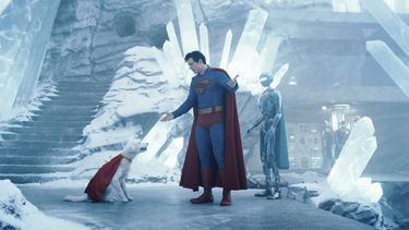 Esta imagen publicada por Warner Bros. Pictures muestra a David Corenswet en una escena de Superman. (Warner Bros. Pictures via AP)