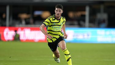 Declan Rice, del Arsenal, conduce el balón en el segundo tiempo del partido de fútbol en contra de las Estrellas de la MLS, el miércoles 19 de julio de 2023, en Washington. (AP Foto/Alex Brandon)