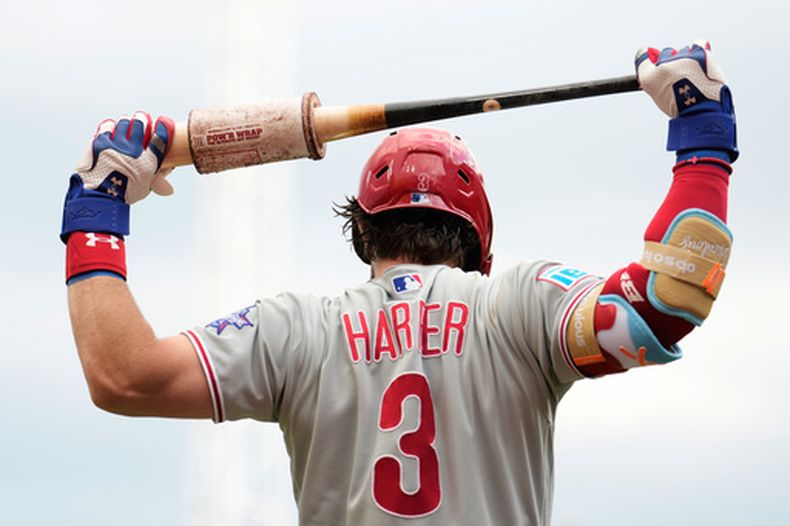 Bryce Harper, de los Filis de Filadelfia, estira con su bate durante la primera entrada de un partido de béisbol contra los Rojos de Cincinnati en Cincinnati, el martes 7 de julio de 2026. (Foto AP/Carolyn Kaster)