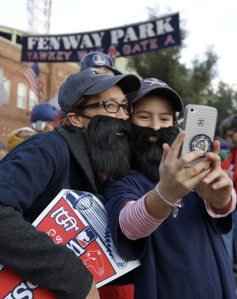 Dos aficionadas de los Medias Rojas, Lauren Wolf (izq) y su hija Norah se fotograf&iacute;an luciendo barbas como las que se dejaron crecer los jugadores de Boston el 30 de octubre del 2013 en Boston. David Ortiz y Shane Victorino se cortar&aacute;n las b
