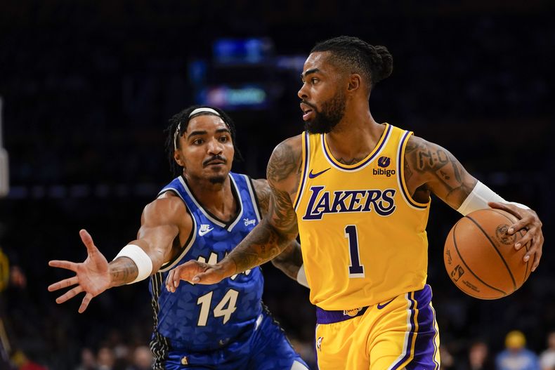 Gary Harris, del Magic de Orlando, defiende mientras DAngelo Russell, de los Lakers de Los Ángeles, controla el balón durante la primera mitad del juego de la NBA que enfrentó a ambos equipos el 30 de octubre de 2023, en Los Ángeles. (AP Foto/Ryan Sun)
