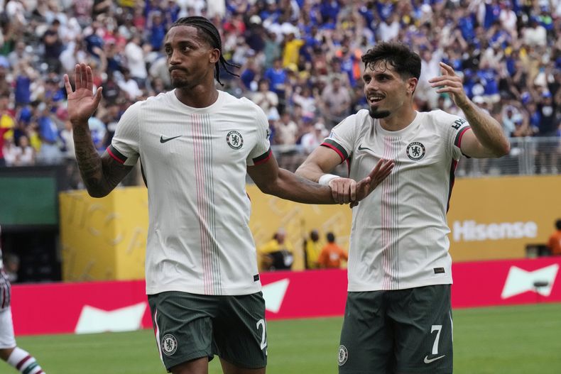 João Pedro (izquierda) reacciona tras anotar el primer gol de Chelsea en la victoria 2-0 ante Fluminense en las semifinales del Mundial de Clubes, en East Rutherford, Nueva Jersey, el martes 8 de julio de 2025. (AP Foto/Seth Wenig)