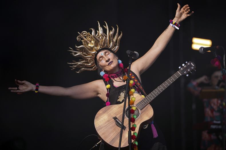 Andrea Echeverri de la banda colombiana Aterciopelados durante su presentación en la 25ª edición del festival de música Vive Latino en la Ciudad de México, el domingo 16 de marzo de 2025. (Foto AP/Aurea Del Rosario)