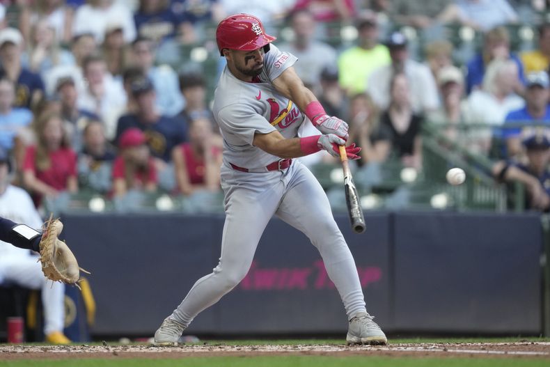 José Fermín, de los Cardenales de San Luis, conecta un sencillo productor durante la segunda entrada del juego de béisbol de Grandes Ligas frente a los Cerveceros de Milwaukee, el domingo 14 de septiembre de 2025, en Milwaukee. (AP Foto/Aaron Gash)