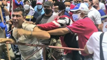 cuba: sale a la luz el video del arresto del hombre que grito contra el gobierno en acto oficialista en la habana
