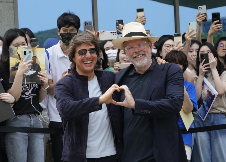 El actor Tom Cruise, izquierda, y el director Christopher McQuarrie posan a su llegada para promover la película Mission: Impossible - Dead Reckoning Part One en el Aeropuerto Gimpo en Seúl, Corea del Sur, el 28 de junio de 2023. (Foto AP/Ahn Young-joon)