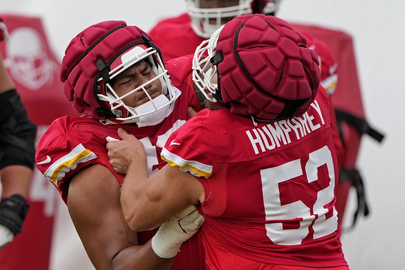 Creed Humphrey forcejea con Kingsley Suamataia durante un entrenamiento de los Chiefs de Kansas City, el miércoles 14 de agosto de 2024, en St. Joseph, Missouri (AP Foto/Charlie Riedel)