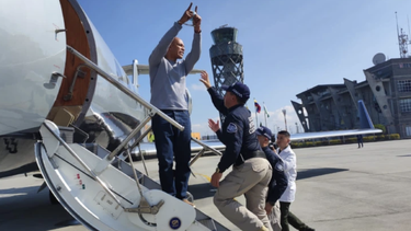 en imagenes: alvaro cordoba ya esta en el avion que lo lleva extraditado a estados unidos