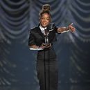 Kara Young acepta el premio a la mejor actriz de reparto en una obra por Purpose durante los 78.º Premios Tony el domingo 8 de junio de 2025 en el Radio City Music Hall de Nueva York. (Foto Charles Sykes/Invision/AP)