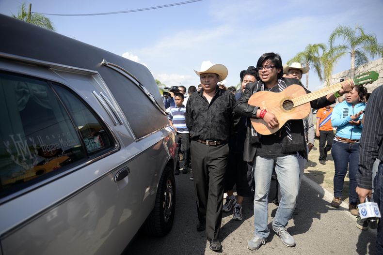 ESP-MUS_JOAN_SEBASTIAN-FUNERAL-4.jpg