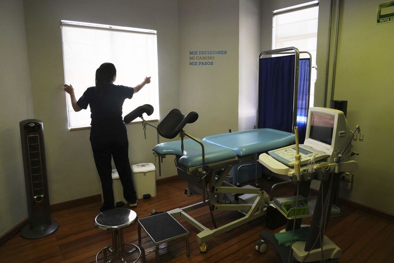 Una trabajadora de la salud ofrece un recorrido por la Fundación MSI, una organización que da información y ayuda a mujeres que buscan un aborto, en la Ciudad de México, el jueves 8 de mayo de 2025. (Foto AP/Marco Ugarte)