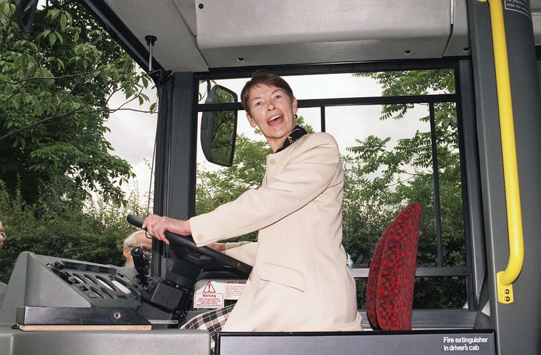 ARCHIVO - La ministra de Transporte, Glenda Jackson, lanza el primer autobús impulsado por gas LP especialmente diseñado en el Reino Unido en el zoológico de Londres, el 20 de junio de 1997. Glenda Jackson, actriz ganadora de dos Premios de la Academia, que tuvo una larga segunda carrera como legisladora británica, murió a los 87 años. El agente de Jackson, Lionel Larner, dijo que murió el jueves 15 de junio de 2023 en su casa en Londres después de una breve enfermedad. (Tony Harris/PA vía AP, archivo)