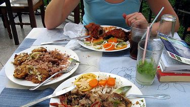 Aunque la tradición de la cena de Navidad ha ido recuperando terreno entre nosotros, el último día del año sigue siendo la principal festividad en la Isla.