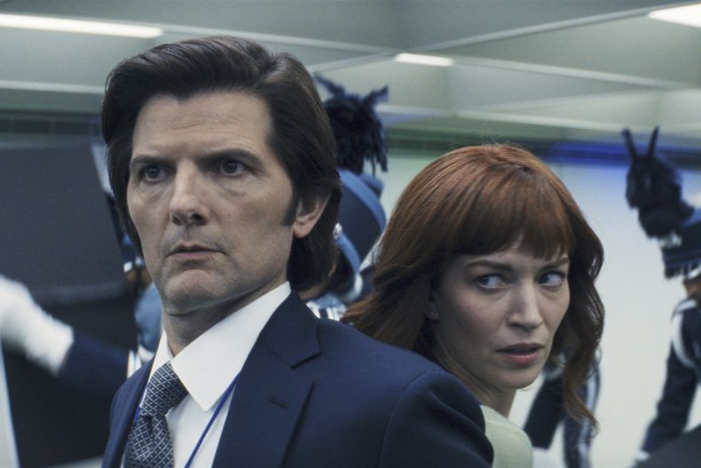 Esta imagen publicada por Apple TV+ muestra a Adam Scott, a la izquierda, y a Britt Lower en una escena de Severance. (Apple TV+ via AP)