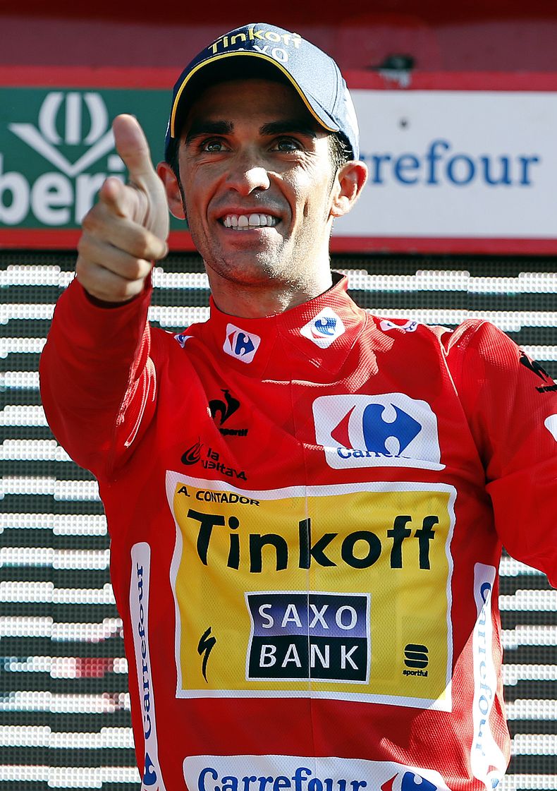 Alberto Contador festeja en el podio con el maillot rojo de l&iacute;der general de la Vuelta a Espa&ntilde;a el mi&eacute;rcoles, 3 de septiembre de 2014, en Santuario de Aralar, Espa&ntilde;a. (AP Photo/Ivan Aguinaga)