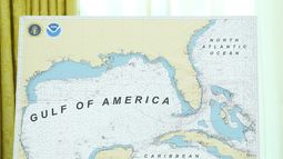 Un mapa con el nombre de Golfo de Estados Unidos, en la ceremonia de juramento del doctor Mehmet Oz como administrador de los Centros de Servicios de Medicare y Medicaid en la Oficina Oval de la Casa Blanca, el viernes 18 de abril de 2025, en Washington. (AP Foto/Alex Brandon)