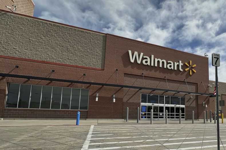 El exterior de una tienda de la cadena Walmart en Englewood, Colorado, el martes 13 de mayo de 2025. (AP Foto/David Zalubowski)