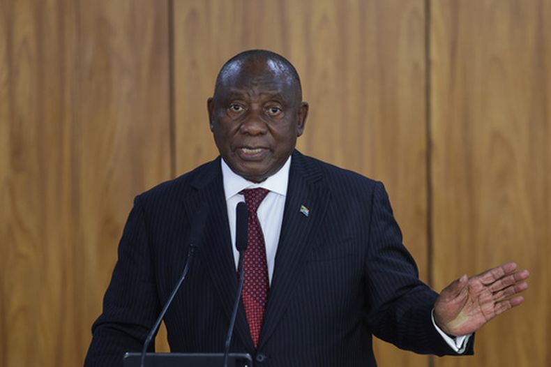ARCHIVO - El presidente de Sudáfrica, Cyril Ramaphosa, habla con periodistas tras reunirse con su homólogo brasileño Luiz Inácio Lula da Silva, en el Palacio de Planalto en Brasilia, Brasil, el 9 de marzo de 2026. (Foto AP/Luis Nova, archivo)