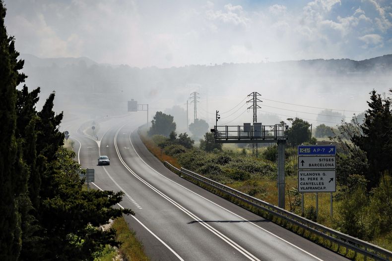 Una nube tóxica causada por un incendio en una planta de productos químicos cubre el cielo de Vilanova i la Geltrú, ciudad cerca de Barcelona, el sábado 10 de mayo de 2025. (Kike Ricon/Europa Press vía AP) **SPAIN OUT**