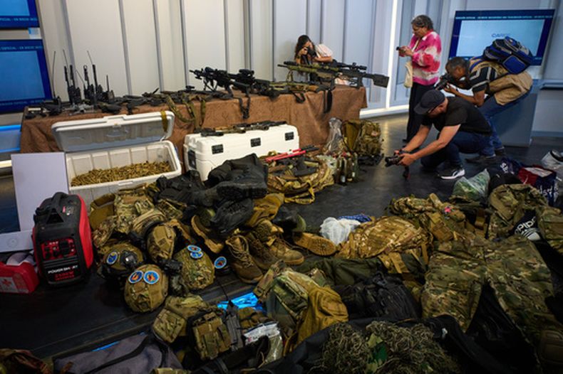 Las armas que, según las autoridades cubanas, fueron recuperadas de una lancha rápida en aguas cubanas tras un enfrentamiento, se exhiben durante una presentación a los medios de comunicación en La Habana, el viernes 27 de febrero de 2026. (AP Foto/Ramón Espinosa)