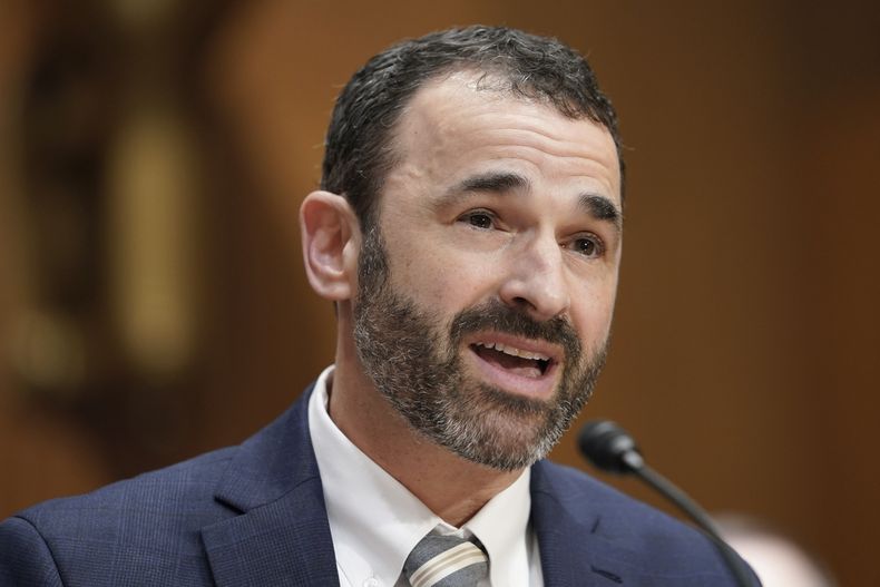 ARCHIVO - Daniel Werfel declara ante la Comision Financiera del Senado durante su audiencia de confirmación como jefe del Servicio Interno de Impuestos (IRS), 15 de febrero de 2023 en Washington. (AP Foto/Mariam Zuhaib, File)