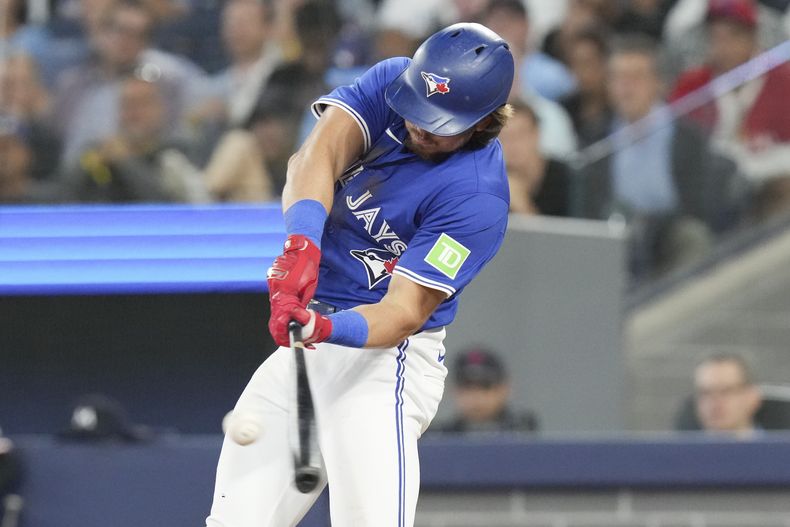 Addison Barger (47), de los Azulejos de Toronto, batea un doble frente a los Mellizos de Minnesota durante la octava entrada del juego de béisbol de Grandes Ligas, el miércoles 27 de agosto de 2025, en Toronto. (Chris Young/The Canadian Press via AP)