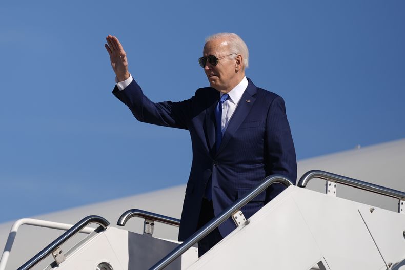 El presidente Joe Biden saluda mientras aborda el avión presidencial en la Base de la Fuerza Aérea Andrews, en Maryland, el miércoles 7 de febrero de 2024, para viajar a Nueva York y asistir a eventos de recaudación de fondos. (AP Foto/Andrew Harnik)