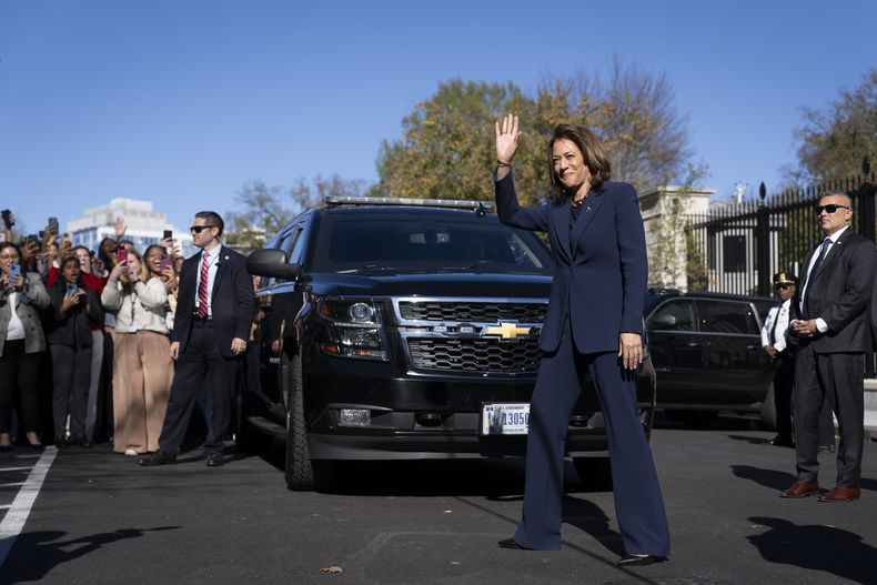 La vicepresidenta Kamala Harris saluda a cientos de integrantes de personal administrativo que la recibe con una ovación a su llegada a la Casa Blanca, en Washington, el martes 12 de noviembre de 2024. (AP Foto/Ben Curtis)