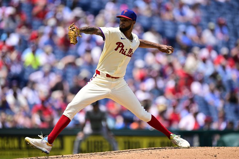 El dominicano Cristopher Sánchez de los Filis de Filadelfia lanza en la quinta entrada del encuentro ante los Diamondbacks de Arizona el domingo 23 de junio del 2024. (AP Foto/Derik Hamilton)