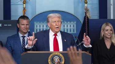El presidente Donald Trump habla con periodistas en la sala de conferencias de prensa James Brady en la Casa Blanca, el lunes 11 de agosto de 2025, en Washington, junto al secretario de Defensa, Pete Hegseth, y la secretaria de Justicia, Pam Bondi. (AP Foto/Alex Brandon)