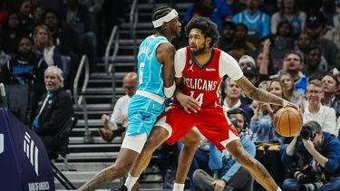 Pelicans estropean estreno de Hornets en casa
