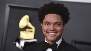 ARCHIVO - Trevor Noah en la 63ª entrega anual de los Premios Grammy en Los Ángeles el 14 de marzo de 2021. Noah será el anfitrión de la 66ª entrega anual de los Grammy, el domingo 4 de febrero de 2024 en el la Arena Crypto.com de Los Ángeles. (Foto Jordan Strauss/Invision/AP, archivo)