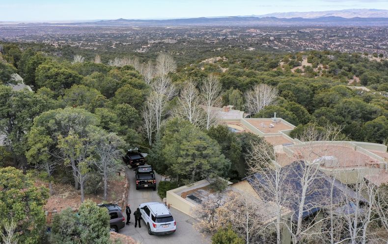 Agentes del condado de Santa Fe afuera de la casa del actor Gene Hackman y su esposa Betsy Arakawa, quienes fueron encontrados muertos en la propiedad, el jueves 27 de febrero de 2025 en Santa Fe, Nuevo México. (Foto AP/Roberto E. Rosales)