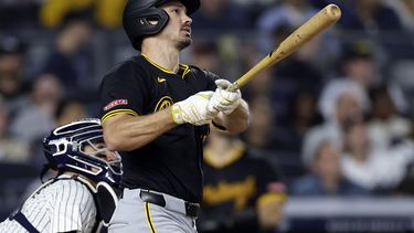 Bryan Reynolds, de los Piratas de Pittsburgh, batea un jonrón de dos carreras en el octavo inning del juego ante los Yankees de Nueva York, el viernes 27 de septiembre de 2024 (AP Foto/Adam Hunger)