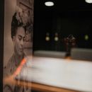 Un retrato de Frida Kahlo realizado por el fotógrafo mexicano Wallace Marly se exhibe en el nuevo museo Casa Kahlo, una casa comprada por el padre de Kahlo después de darle la icónica Casa Azul a su hija como regalo de bodas, en la Ciudad de México, el miércoles 10 de septiembre de 2025. (Foto AP/Eduardo Verdugo)