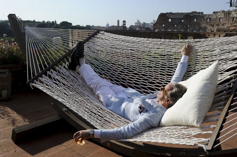 Foto sin fechar difundida por la oficina de prensa Punto e Virgola de Toni Servillo en una escena de "The Great Beauty." (Foto AP/Oficina de prensa Punto e Virgola, Gianni Fiorito)