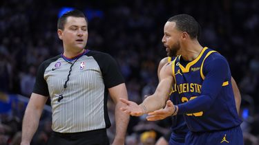 NBA multa con 25.000 dólares a Curry y Embiid