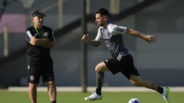 Lionel Messi (derecha) participa en un entrenamiento del Inter Miami ante la mirada del técnico Gerardo Martino, el martes 18 de julio de 2023, en Fort Lauderdale, Florida. (AP Foto/Rebecca Blackwell)